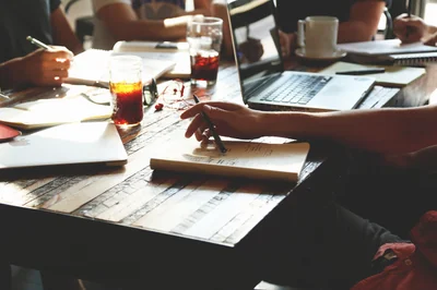 hybride travail en 2025 : comment adopter le mode de travail mixte avec succès ?